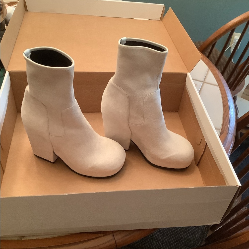 Random Identities White Suede Boots 38 New in Box
